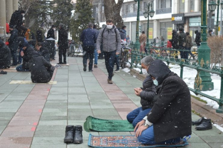 Lapa lapa yağan kar altında cuma namazı kıldılar