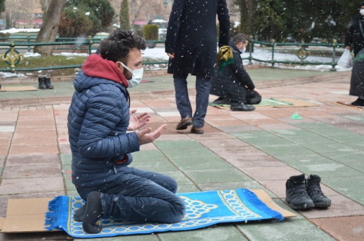 Lapa lapa yağan kar altında cuma namazı kıldılar