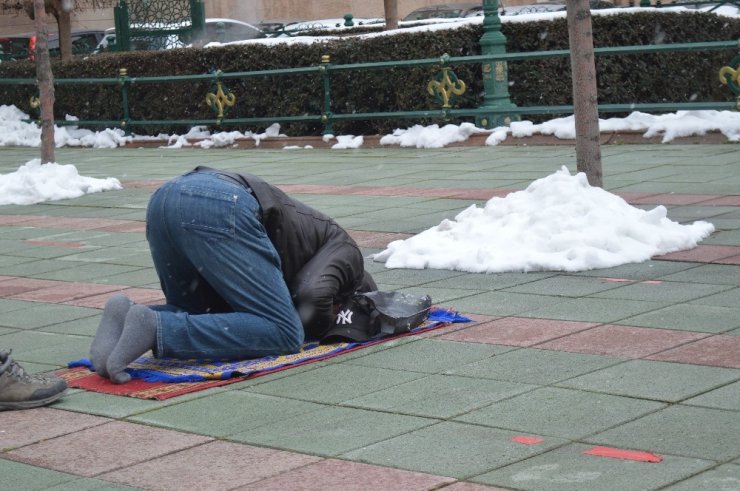 Lapa lapa yağan kar altında cuma namazı kıldılar