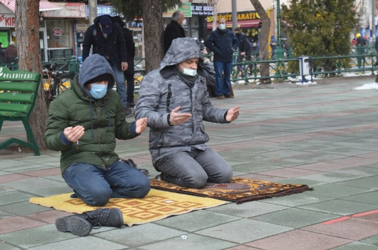 Lapa lapa yağan kar altında cuma namazı kıldılar