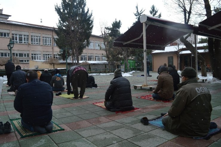 Lapa lapa yağan kar altında cuma namazı kıldılar