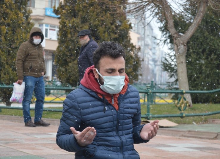 Lapa lapa yağan kar altında cuma namazı kıldılar