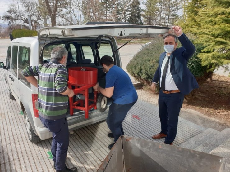 Mesleki lisesi öğrencileri ilçe halkının tarım aletlerinin ve bilgisayarlarının bakımını yapıyor