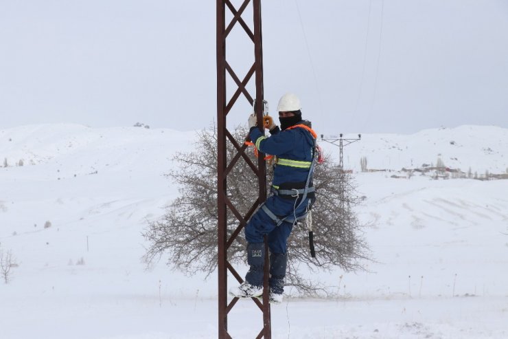 Enerji timlerini dondurucu soğuk ve kar durduramıyor