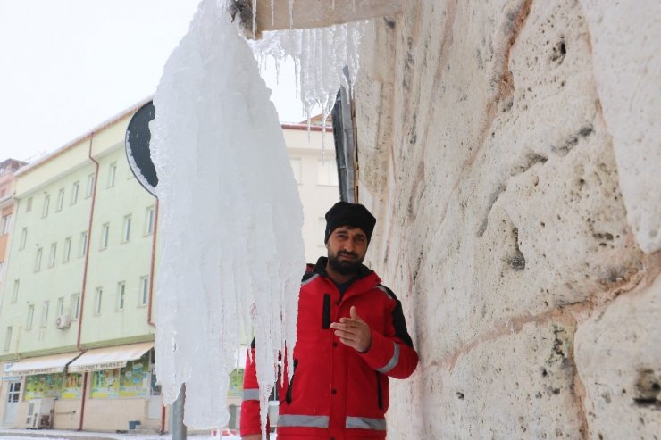 6 metre uzunluğunda buz sarkıtları oluştu