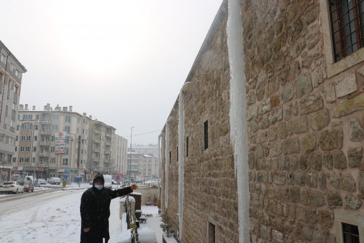 6 metre uzunluğunda buz sarkıtları oluştu