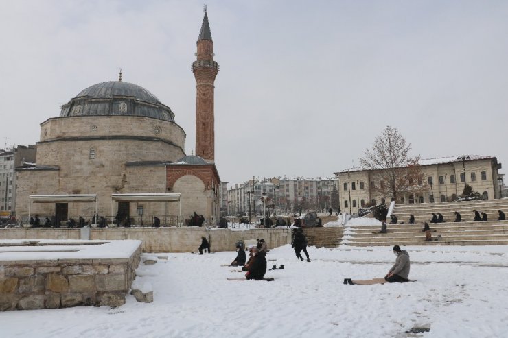 Sivaslılar, cuma namazını dondurucu soğukta karla kaplı zeminde kıldılar