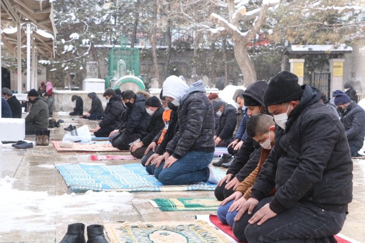 Sivaslılar, cuma namazını dondurucu soğukta karla kaplı zeminde kıldılar