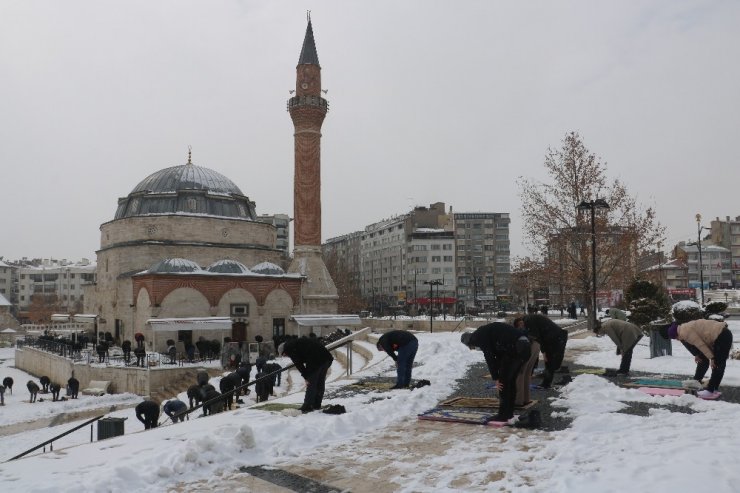 Sivaslılar, cuma namazını dondurucu soğukta karla kaplı zeminde kıldılar