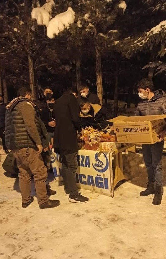 Tomarza Ülkü Ocakları cemaati kandil simidi dağıttı