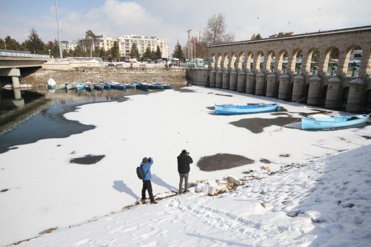 Beyşehir Gölü’nde kartpostallık kar manzaraları