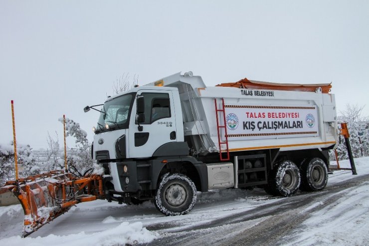 Talas Belediyesi kar temizleme çalışmalarına aralıksız devam ediyor