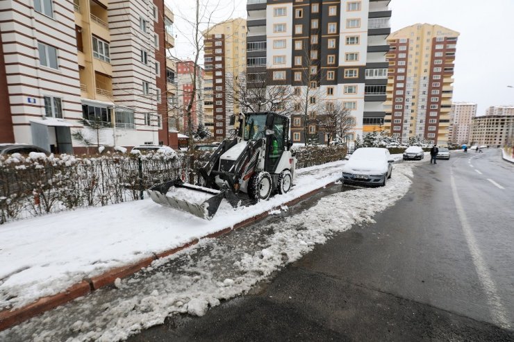 Talas Belediyesi kar temizleme çalışmalarına aralıksız devam ediyor