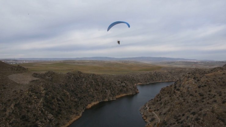 Çeşnigir Köprüsü ve Kanyonunda paramaor deneme uçuşu yapıldı