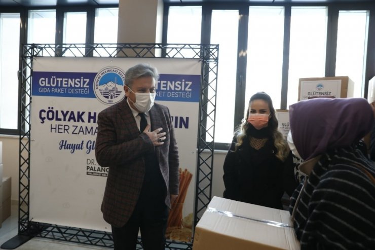 Melikgazi’den 160 aileye glütensiz gıda desteği