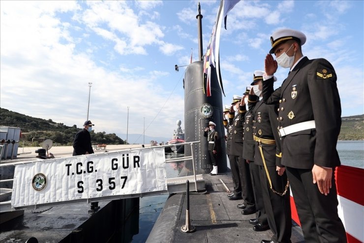 Bakan Akar’dan TCG Gür denizaltısına sürpriz ziyaret