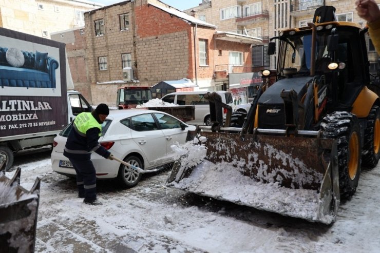 Belediye ekipleri kar temizleme çalışmalarını sürdürüyor