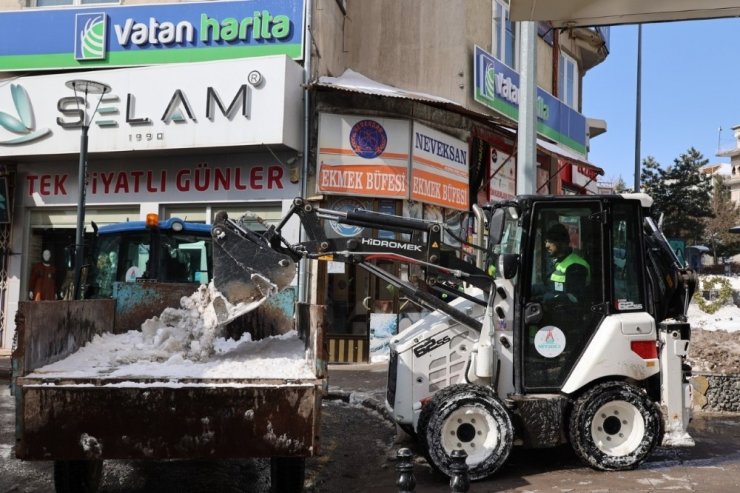 Belediye ekipleri kar temizleme çalışmalarını sürdürüyor