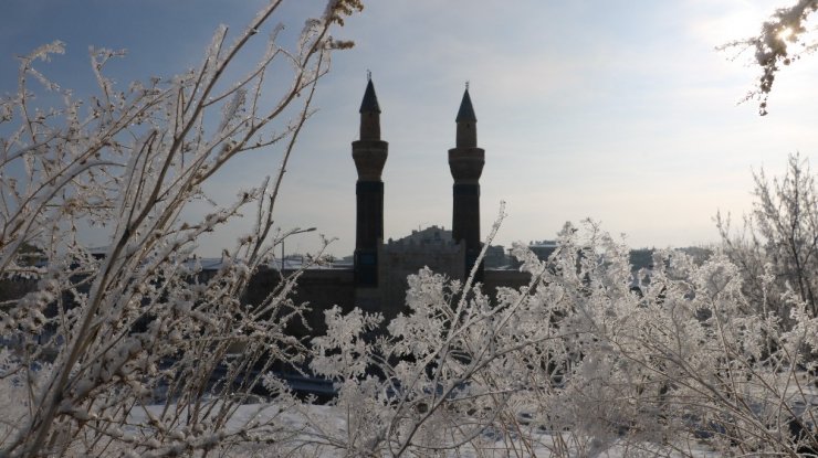 Sivas’ta görsel şölen, kırağı kartpostallık görüntüler oluşturdu