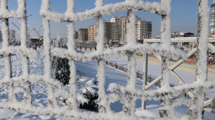 Sivas’ta görsel şölen, kırağı kartpostallık görüntüler oluşturdu