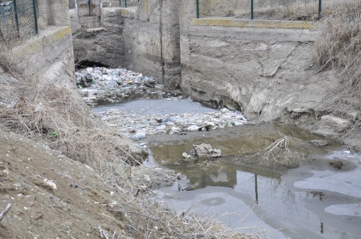 Su kanalının donması sonucu çöpler yüzeye çıktı