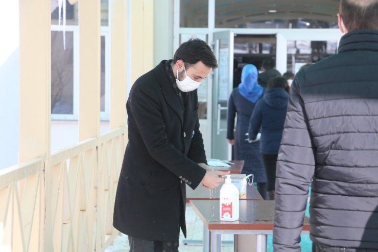 Adaylar ALES’e girebilmek için eksi 18 derecede koştular, 10.00’dan sonra gelen aday sınava alınmadı