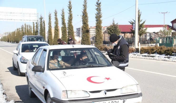 Uygulama yapan polisleri görüp geri geri giden araçlara ceza