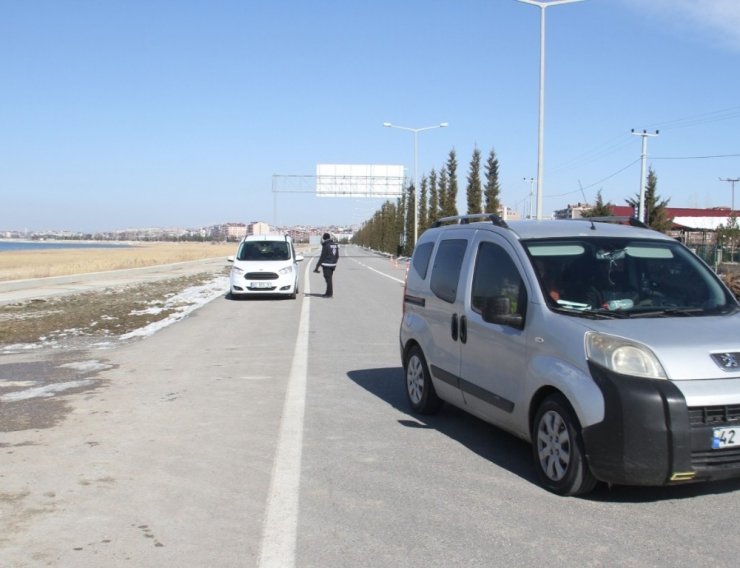 Uygulama yapan polisleri görüp geri geri giden araçlara ceza