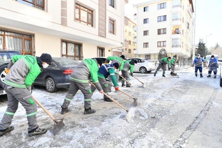 Mamak Belediyesi’nden iki mahallede köşe bucak temizlik