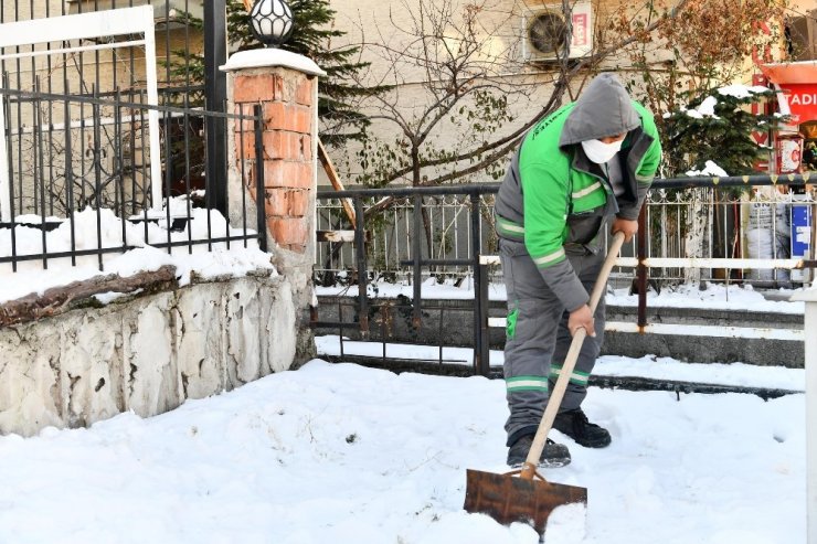 Mamak Belediyesi’nden iki mahallede köşe bucak temizlik