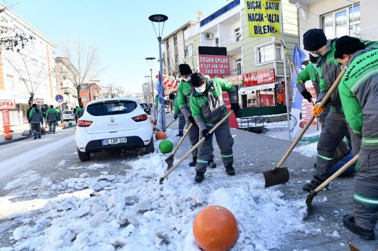 Mamak Belediyesi’nden iki mahallede köşe bucak temizlik