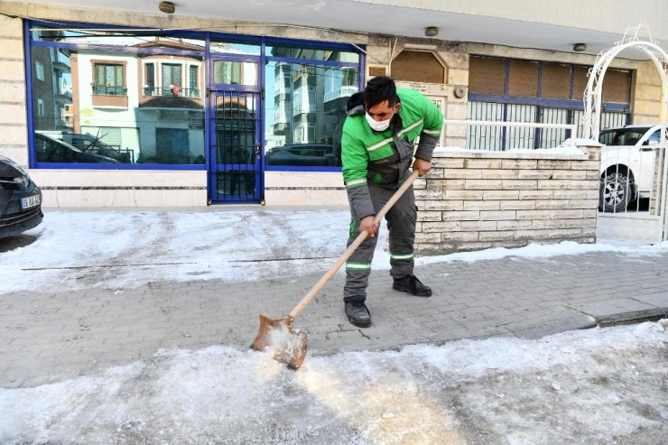 Mamak Belediyesi’nden iki mahallede köşe bucak temizlik