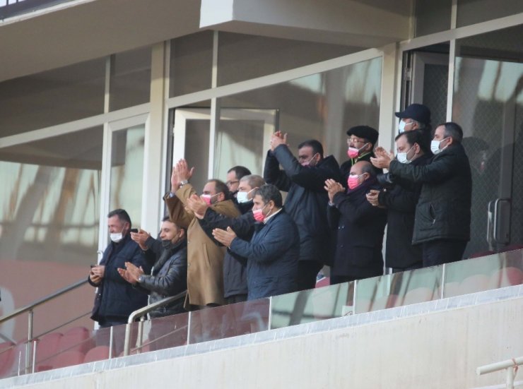 Sivasspor’u yönetim ayakta alkışladı!