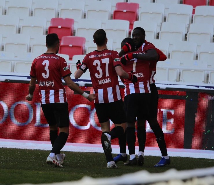 Süper Lig: DG Sivasspor: 1 - Kayserispor: 0 (İlk yarı)