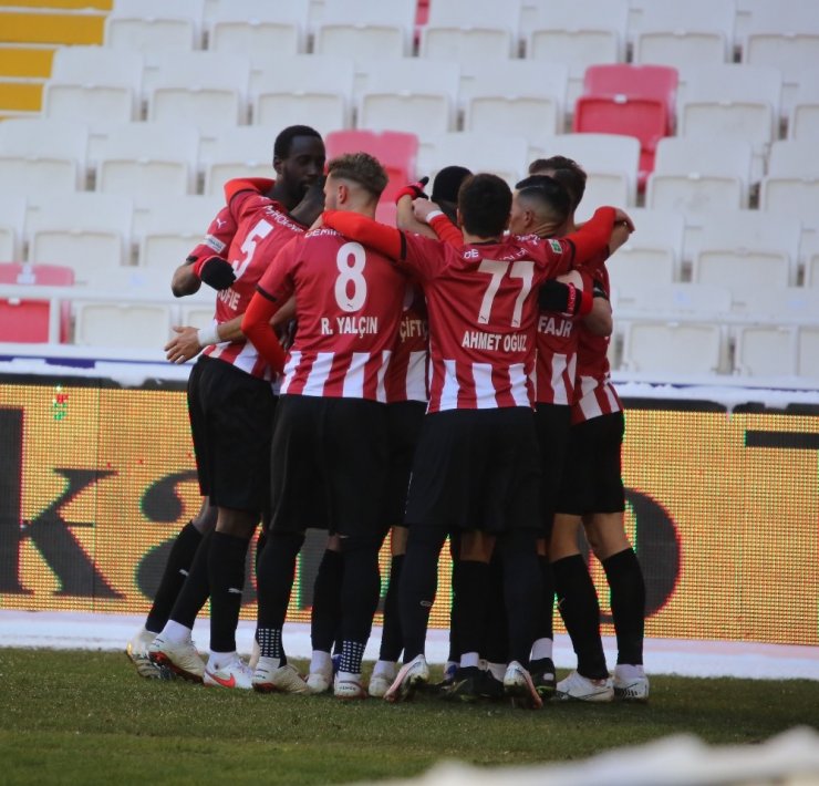 Süper Lig: DG Sivasspor: 1 - Kayserispor: 0 (İlk yarı)