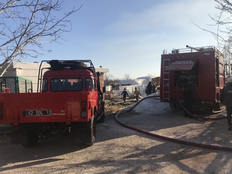 Arı kovanı imalathanesinde çıkan yangını söndürmek için çocuklar da seferber oldu