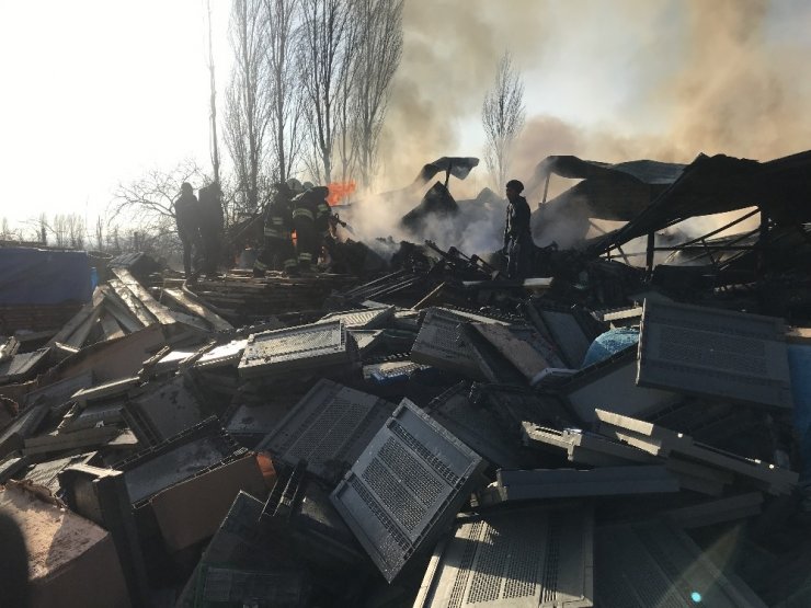 Arı kovanı imalathanesinde çıkan yangını söndürmek için çocuklar da seferber oldu