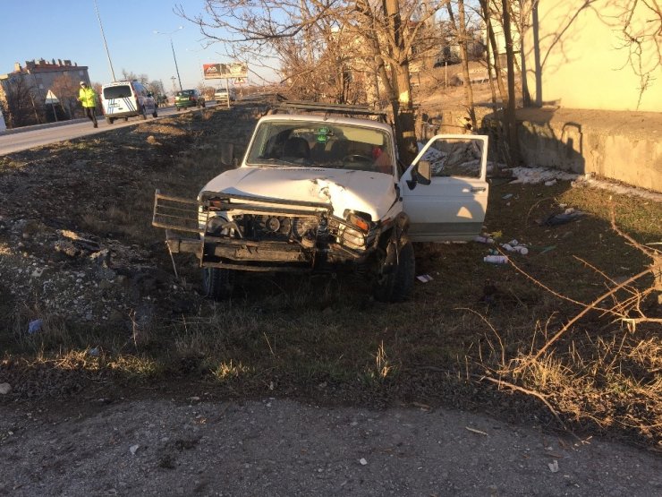 Yola çıkan köpeğe çarpan cip şarampole indi, sürücü yaralandı