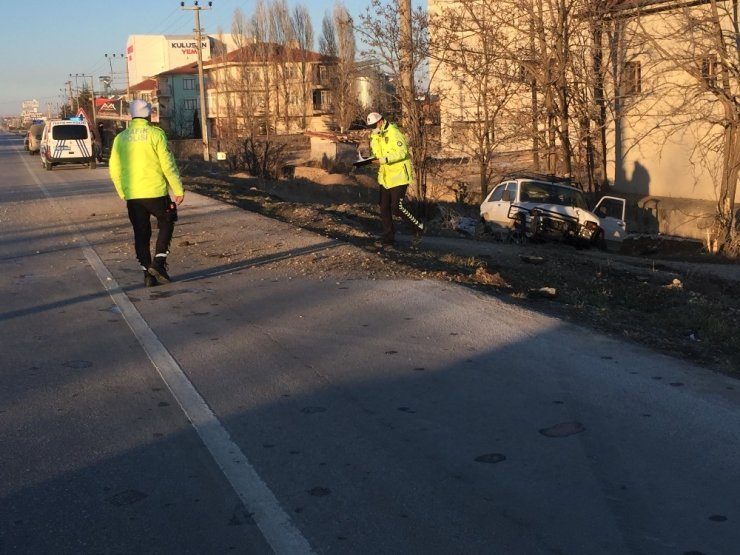 Yola çıkan köpeğe çarpan cip şarampole indi, sürücü yaralandı