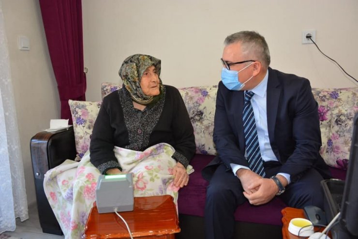 96 yaşındaki Fatma Erdem’in kimlik başvurusu evinde alındı