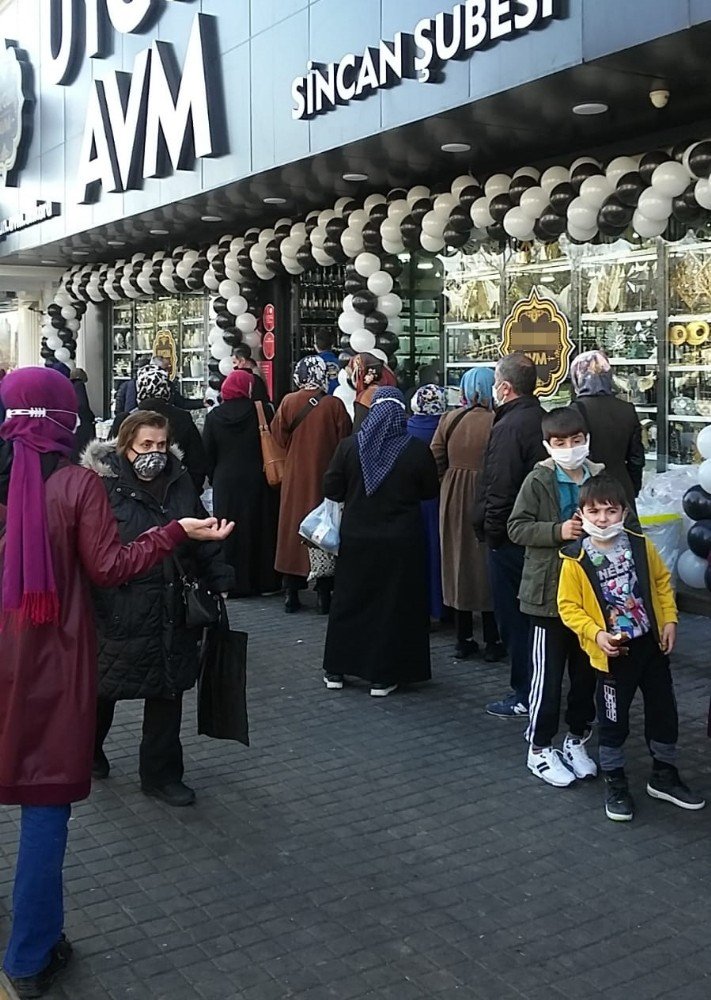 Başkent’teki mağaza indirimi korona virüsü unutturdu