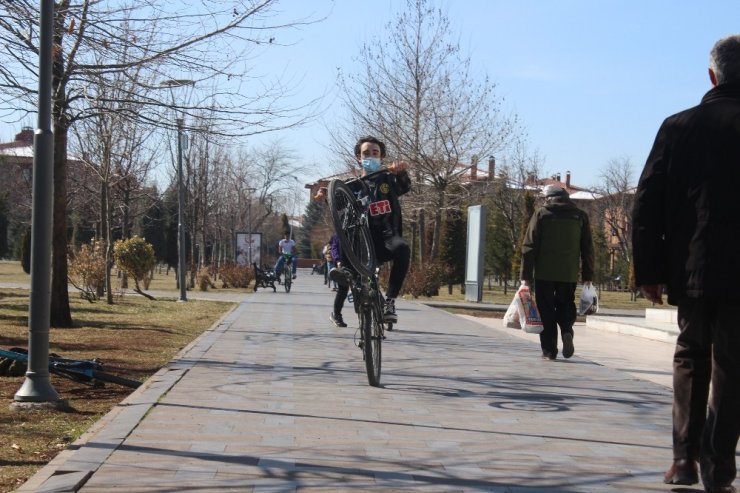 Güneşi gören parklara döküldü