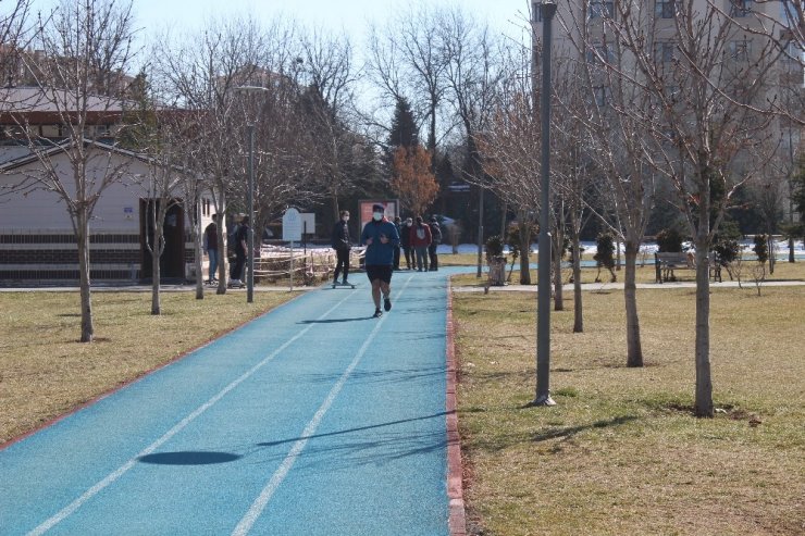 Güneşi gören parklara döküldü