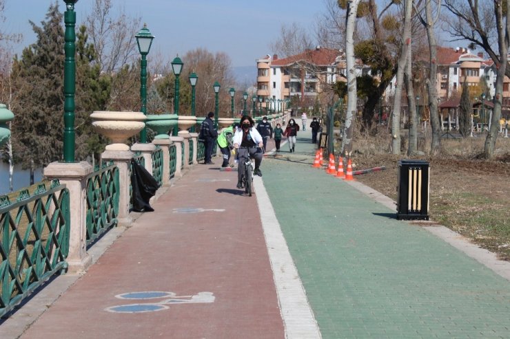 Güneşi gören parklara döküldü