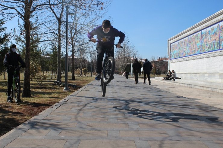 Güneşi gören parklara döküldü