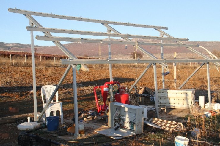 Konya’da tarla sulamak için kurulan güneş panellerini çalan hırsız bir ilçeyi bezdirdi