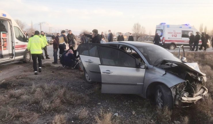 Aksaray’da iki otomobil çarpıştı: 6 yaralı