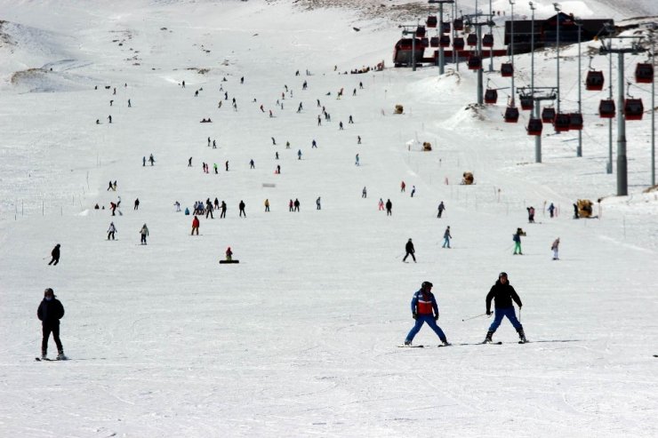 Erciyes’te kar kalınlığı 2 metreye yaklaştı, pistler tatilcilerle doldu