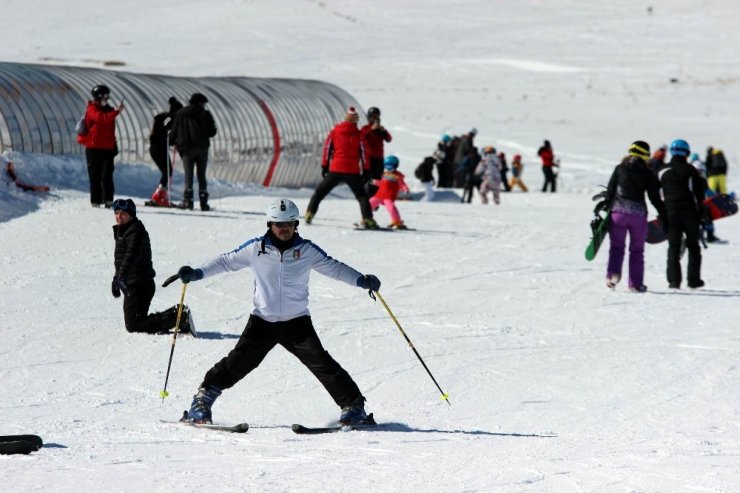 Erciyes’te kar kalınlığı 2 metreye yaklaştı, pistler tatilcilerle doldu