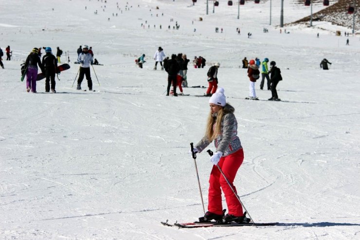 Erciyes’te kar kalınlığı 2 metreye yaklaştı, pistler tatilcilerle doldu